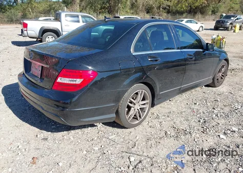 2014 Mercedes-Benz C 250 Sport z USA, uszkodzony, nr VIN WDDGF4HBXEA962906